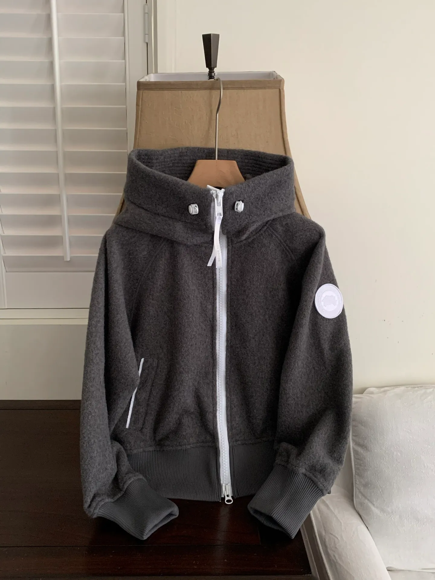 P660 Big Goose White Label Hooded Cashmere Sweatshirt Jacket [Original Mold] [Perfectly Restored] Canada Goose Canada Goose SS22 Chilliwack Humanature 01 Logo Label Zipper Drawstring Hooded Fleece Long Sleeve Bomber Jacket 7102W1 Exclusively customized wool fabric. Only compared with ZP. The popularity of this season’s new style does not require any elaboration. The fabric is warm and comfortable long plush. It is easy to put on and take off. High-tech breathable space cotton liner. It makes the entire garment very stiff and soft, comfortable and lightweight at the same time. Breathable, soft, not sweaty, lightweight, stylish, and non-deformable. The iconic double-striped reflective strips are designed behind the collar and hood. No detail is missed. High-density goose badge. All threaded accessories are customized. Three colors to choose from. Each one is super western. The upper body effect is very high-end. The loose version is not bloated at all. It is quite fashionable. It can be said that it is a very unique design. This year's must-have style is the same for men and women🔥 Color: black color code, dark gray, goose egg yolk Size: XS.-M